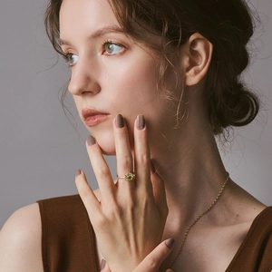 Primo piano di anello in argento S925 placcato oro con quarzo verde ovale