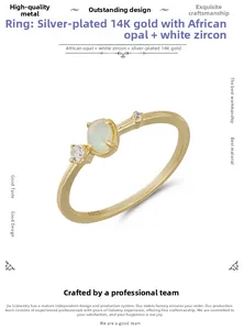 Detalle del anillo de plata S925 con ópalo africano natural y circonitas blancas