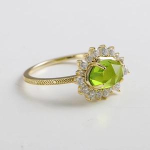 Anello in argento S925 dorato con grande quarzo verde ovale e aureola di cristalli