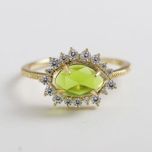 Anello elegante in argento S925 dorato con quarzo verde ovale e contorno di cristalli