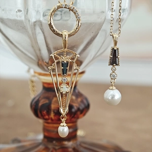 Detailaufnahme von Vintage-Goldketten mit echten Perlen und Opalen im Retro-Stil