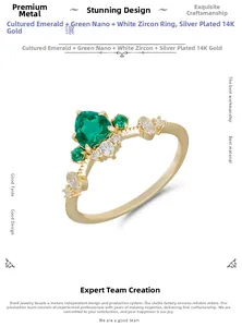 Macro-opname van S925-stempel op verguld zilveren ring met smaragd en witte zirkonia's