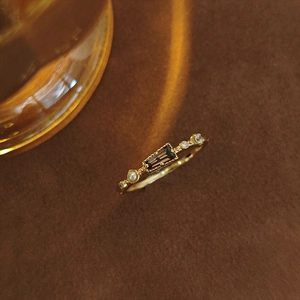 Japanischer Retro-Goldring mit braunem Edelstein, weißer Perle und feinen Perlendetails