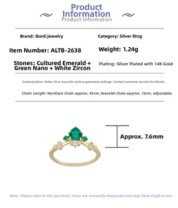 Detail van zilveren 14K vergulde tiara ring met peer-geslepen smaragd en zirkoon