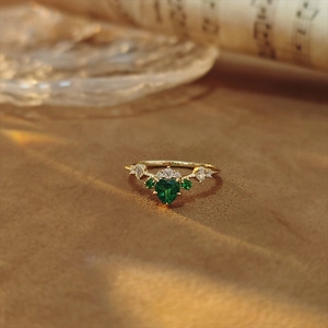 Anillo vintage de plata S925 bañada en oro con esmeralda corazón y circonitas