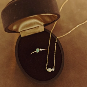 Conjunto de joyas de plata S925 chapado en oro con collar de opalo y anillo en caja