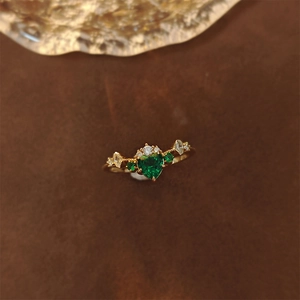Anillo vintage de plata dorada con esmeralda de corazón y acentos brillantes