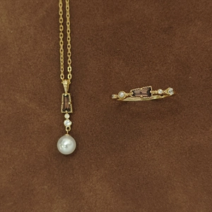 Vintage-Schmuckset aus Gold mit Süßwasserperlen und braunen Edelsteinen auf Samt