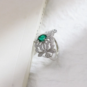 Bague vintage en argent S925 avec émeraude ovale et filigrane floral évidé