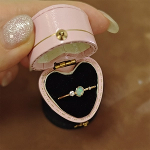 Anillo de opale minimalista de plata S925 con piedras laterales en caja de regalo