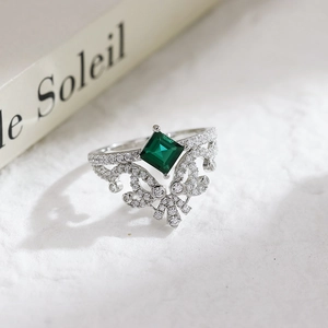 Anello a corona di lusso in argento S925 con smeraldo e pietre scintillanti su marmo