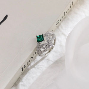 Dettaglio ravvicinato di un anello vintage in argento S925 con smeraldo a taglio quadrato