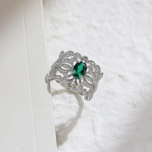 Détail macro d'une bague vintage en argent S925 avec pierre ovale verte et filigrane ciselé