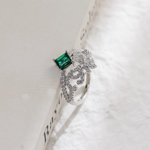 Lussuoso anello in argento S925 con gemma verde taglio smeraldo e design vintage a corona