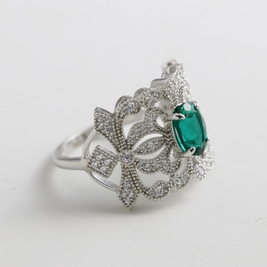 Bague luxueuse en argent S925 avec émeraude ovale et détails filigranes vintage