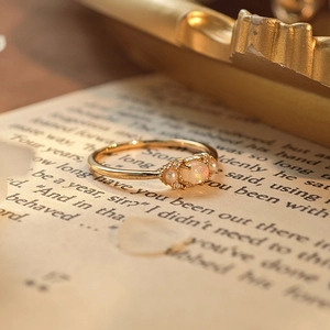 Vintage-Ring aus Gold mit Opal-Zentrum und weißen Perlenakzenten für Damen elegant