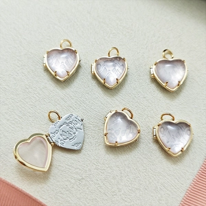 Colgante de corazón en cuarzo rosa con calavera y grabado XOXO en acabado dorado