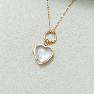 Collar de corazón de cuarzo rosa romántico en oro con un diseño tallado y ajustable