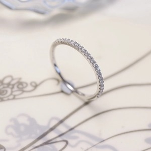 Primo piano dell'anello eternity in argento sterling con pavé di diamanti scintillanti