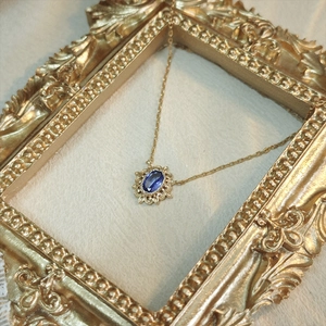 Collier vintage en or avec pendentif tanzanite bleue ovale et cadre en filigrane