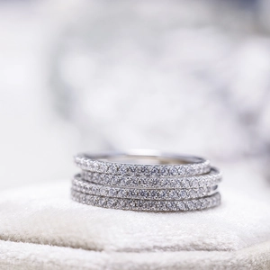 Dettaglio di quattro anelli eternity in argento con zirconi in una scatola per gioielli