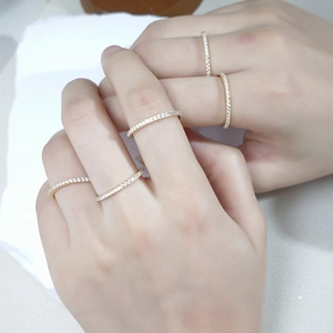 Set di cinque anelli impilabili in argento placcato oro con zirconi bianchi minimalisti