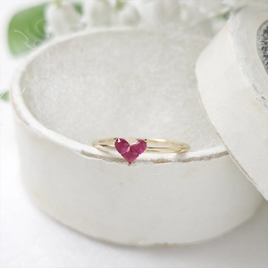 Elegant gold heart ring with red corundum gemstone set in a minimalist S925 silver band