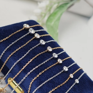 Détail de bracelets minimalistes en argent S925 et or avec moissanite sertie clos