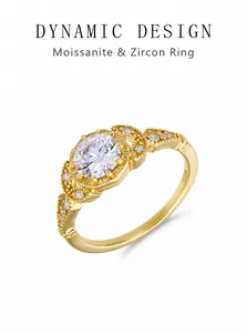 Détail de la bague moissanite en argent 925 montrant le poinçon S925 et la gravure latérale