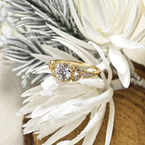 Bague vintage en argent sterling 925 plaqué or avec moissanite et pierres latérales