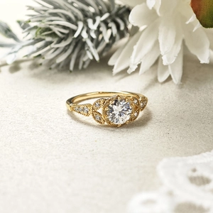 Détail d'une bague vintage en argent 925 doré avec moissanite et motif feuille ciselé