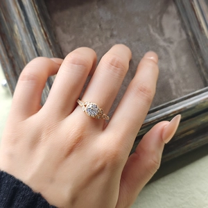 Gros plan d'une bague vintage en argent 925 plaqué or avec une pierre moissanite ronde
