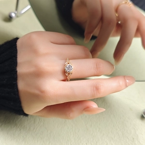 Bague élégante en argent sterling 925 doré avec grand moissanite et accents de feuilles