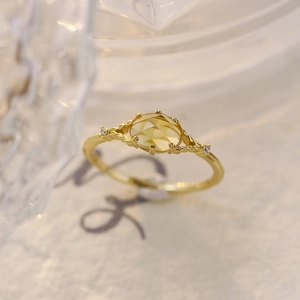 Anello elegante in argento placcato oro con citrino sfaccettato e design intrecciato