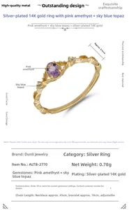 Macro-opname van 14K vergulde zilveren ring met roze amethist en hemelblauwe topaas