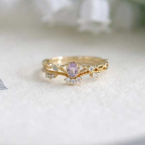 Elegante 18K gouden ringenset met natuurlijke amethist en V-vormige diamanten band