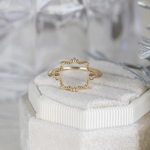 Natural peridot sterling silver ring with crown geometric frame design on velvet box