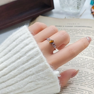 Primer plano de un anillo vintage de plata y ojo de tigre usado por una modelo