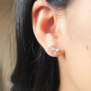 Close-up of S925 gold-plated earrings with freshwater pearls and tassels