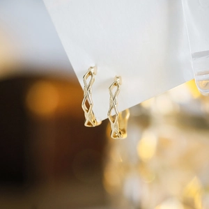 Boucles d'oreilles losanges dorées avec cristal de roche naturel en forme de goutte d'eau