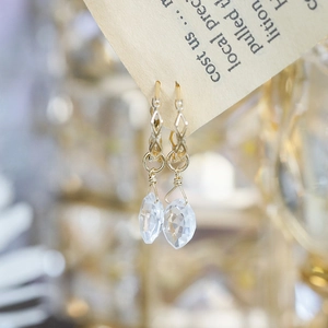 Boucles d'oreilles dorées avec motifs géométriques et gouttes de cristal transparentes