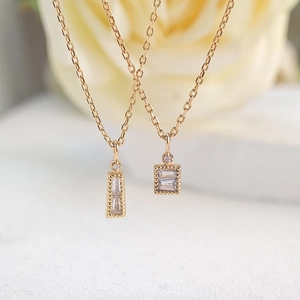 Halsketten-Set aus S925 Silber vergoldet mit Baguette-Zirkonia-Anhängern und Perlenrand-Design