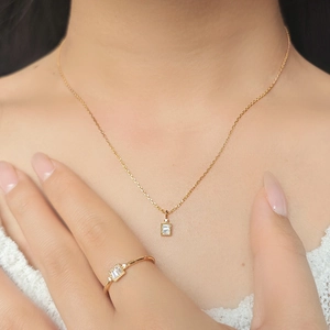 Detail von Baguette-Zirkon-Halskette und Ring-Set in vergoldetem S925 Sterlingsilber
