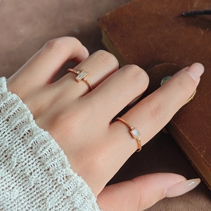 Nahaufnahme von Baguette-Zirkon-Ringen in Roségold an der Hand des Modells