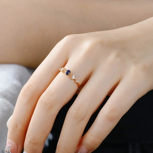 Gros plan d'une bague en argent 925 plaqué or avec grès bleu et zircons étincelants
