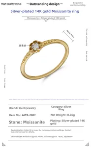 Nahaufnahme des S925 Sterling Silber Rosenrings mit Moissanit und 14k Goldbeschichtung