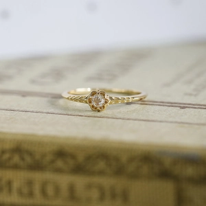 Detailaufnahme des S925 Silber 14k Gold Rosenrings mit Vintage Weizenehrengravur