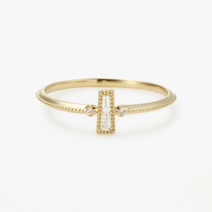 Goldring mit Baguette-Zirkon, Milgrain-Struktur und funkelnden seitlichen Steinen