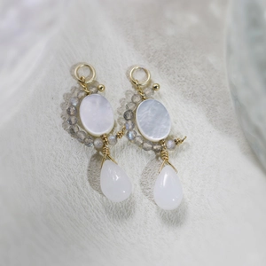 Détails de boucles d'oreilles en argent doré avec labradorite et nacre artisanale