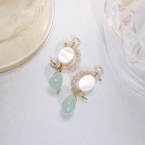 Boucles d'oreilles en argent doré avec labradorite naturelle et nacre pour un style chic